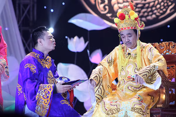Tự Long được xem là diễn hay nhất Táo Quân 2012.