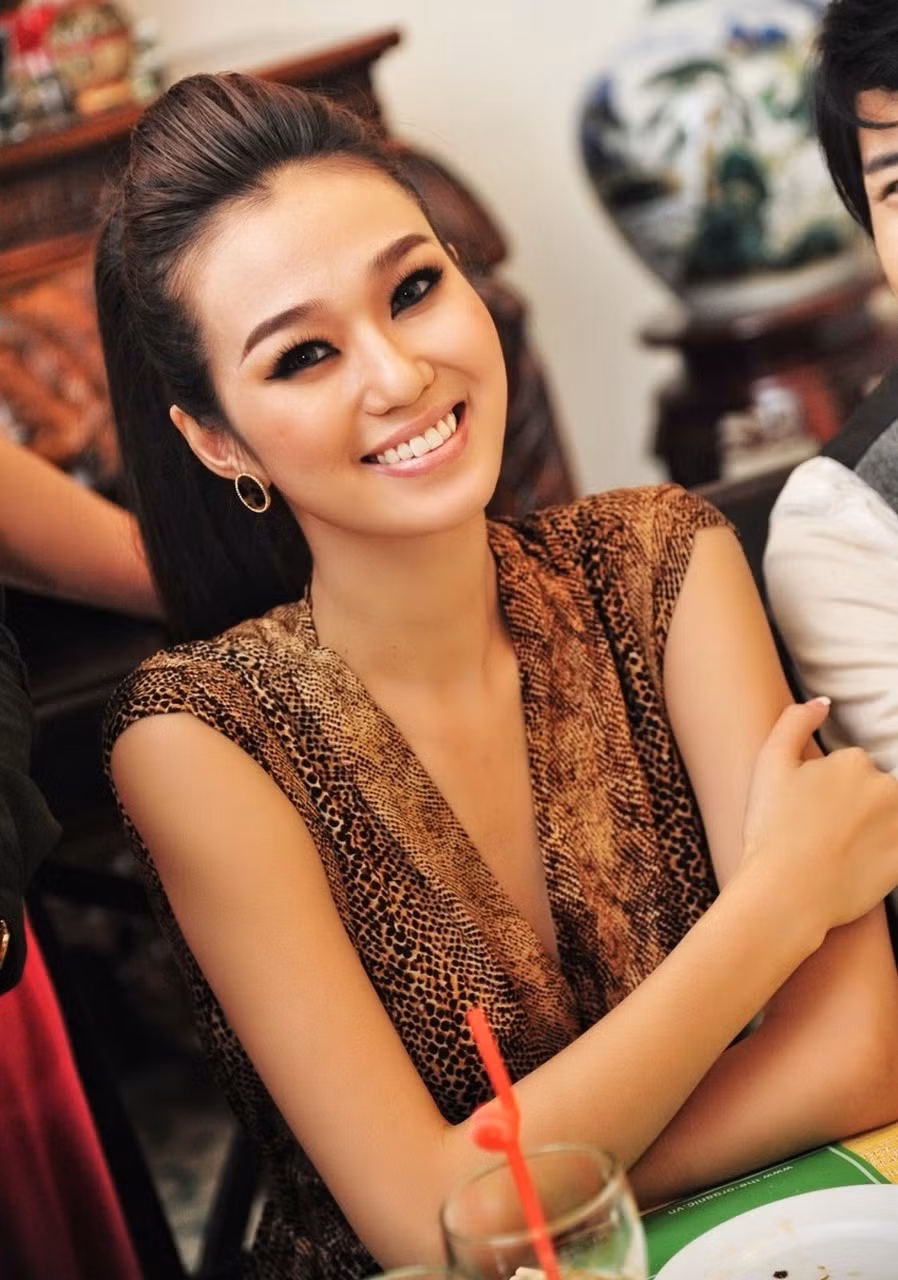 Nét rạng ngời của Khánh My trong ngày vui của tân Á vương 3 Mister Internatinal.