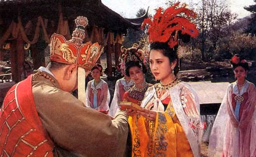 Trong phim, Nữ vương do Chu Lâm thủ vai đã yêu Đường Tăng từ cái nhìn đầu tiên.