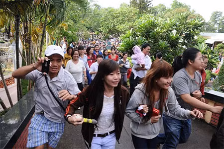 Những nụ cười lạc lõng trong lễ tang Wanbi Tuấn Anh ảnh 5