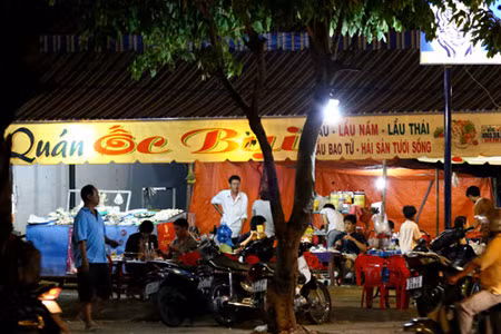 Quán Ốc Bụi của ba Phương Trinh rất đông khách. Quán xôi gia truyền của mẹ và bà ngoại Phương Trinh ngon, bổ, rẻ và rất đông khách mỗi buổi sáng.