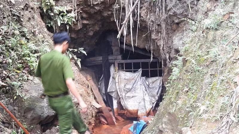 Một chốt gác của công an tại hầm lò số 10 để ngăn dân vào trong đào vàng. Ảnh: TT