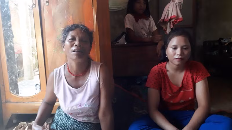 Bà Hồ Thị Phro kể về con gái mình đã khó khăn như thế nào khi bỏ học để đi làm.