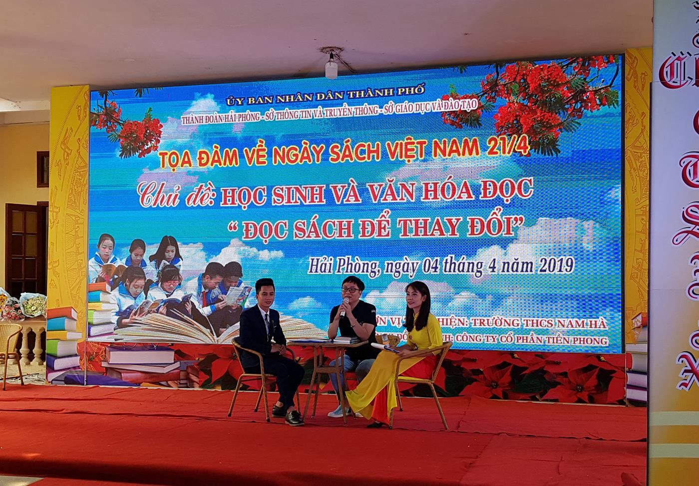 Nhà văn Nguyễn Đình Tú (ngồi giữa) giao lưu với học sinh Trường Trung học cơ sở Nam Hà (Ảnh: Lã Tiến)