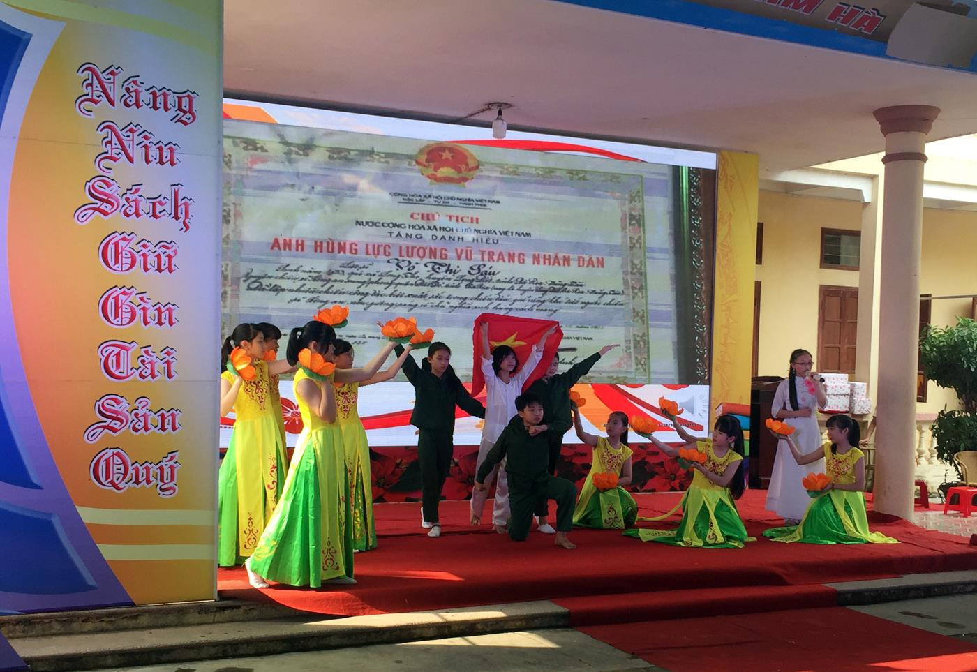 Các tiết mục văn nghệ của Trường Trung học cơ sở Nam Hà chào mừng cuộc tọa đàm (Ảnh: Lã Tiến)
