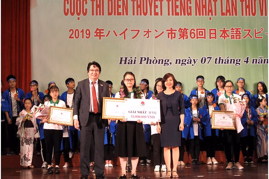 Nữ sinh Hoàng Như Ngọc với bài diễn thuyết “Sự dũng cảm của phụ nữ” đã xuất sắc đoạt giải nhất cuộc thi diễn thuyết tiếng Nhật lần thứ 6 tại Hải Phòng. (Ảnh: CTV)