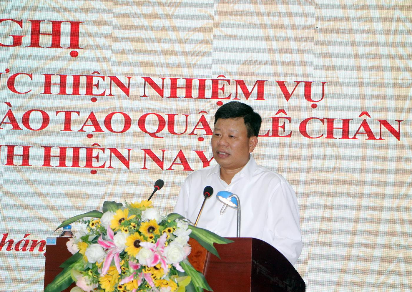 Giáo viên phải đặt việc giáo dục đạo đức cho học sinh lên hàng đầu