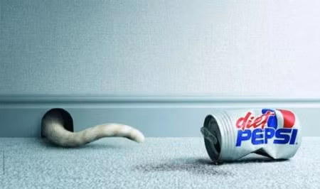 Con mèo này uống xong lon Pepsi Diet thì chui được luôn vào hang chuột !