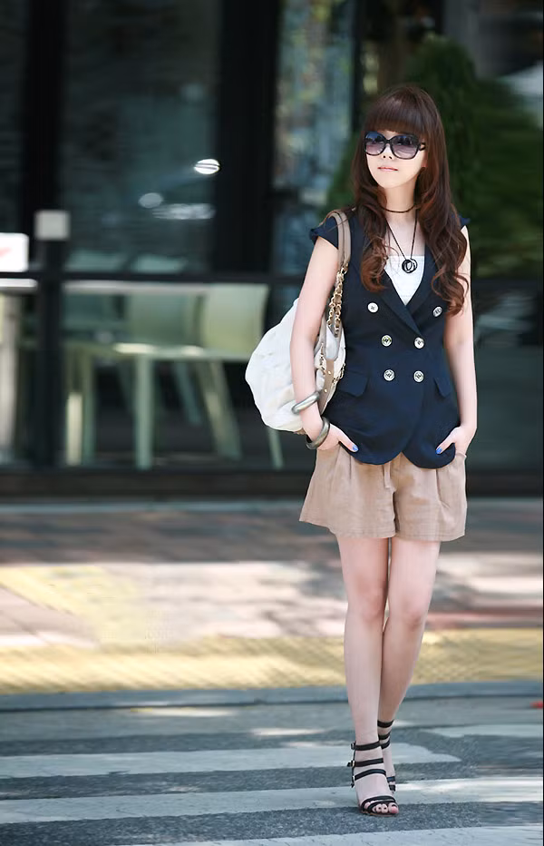 Những chiếc quần short này được cách điệu với phần ống hơi xòe rộng, thêm đai nơ hay vạt đằng trước trông như chiếc váy, làm bạn gái trông càng duyên dáng và nữ tính.