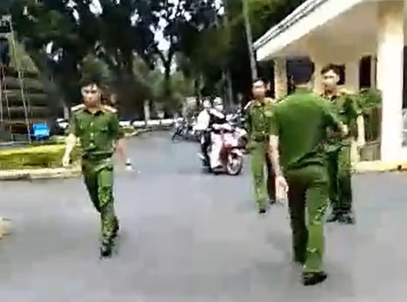 Có khá nhiều cảnh sát được huy động đến chỗ cô giáo quỳ nhưng vắng bóng cán bộ. (Ảnh cắt từ clip)