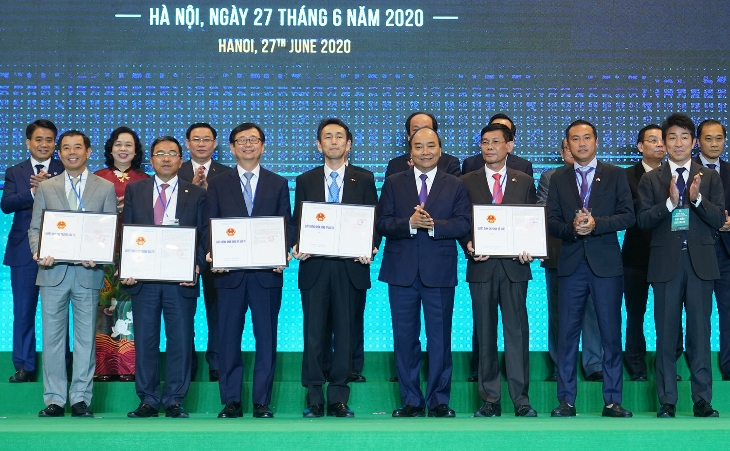 Thủ tướng trao giấy chứng nhận đầu tư. Ảnh: VGP