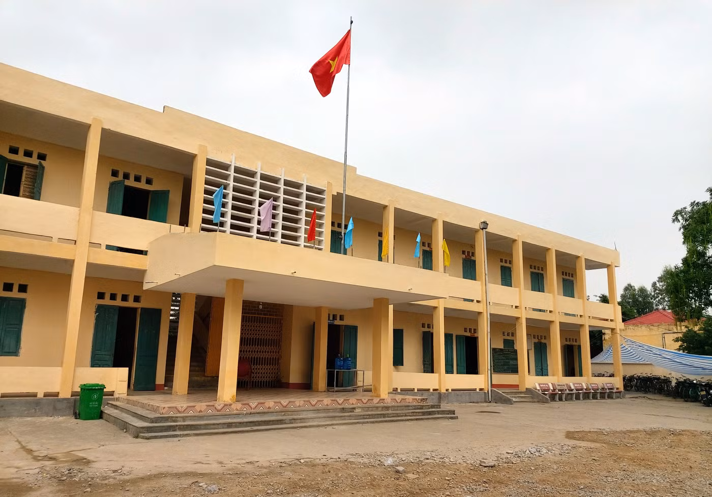 Đoàn thanh tra huyện Kim Thành đang làm rõ hành vi chi trả thiếu tiền hỗ trợ học sinh nghèo của Hiệu trưởng, thủ quỹ Trường Trung học cơ sở Liên Hòa (Ảnh: Lã Tiến) Đoàn thanh tra huyện Kim Thành đang làm rõ hành vi chi trả thiếu tiền hỗ trợ học sinh nghèo của Hiệu trưởng, thủ quỹ Trường Trung học cơ sở Liên Hòa (Ảnh: Lã Tiến)