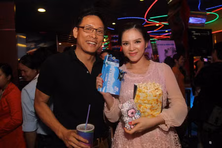 Khi được hỏi Lý Nhã Kỳ về việc này, cô đã cười và cho biết cô được mời dự buổi chiếu ra mắt phim mới và đạo diễn Ngô Quang Hải cũng vậy. Vì lâu không gặp nên họ vui vẻ trò chuyện. "Giữa chúng tôi không có chuyện gì", cô nói. (Theo Đất Việt) Khi được hỏi Lý Nhã Kỳ về việc này, cô đã cười và cho biết cô được mời dự buổi chiếu ra mắt phim mới và đạo diễn Ngô Quang Hải cũng vậy. Vì lâu không gặp nên họ vui vẻ trò chuyện. "Giữa chúng tôi không có chuyện gì", cô nói. (Theo Đất Việt)