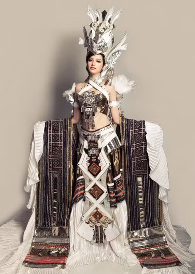 Bộ trang phục truyền thống của Lạc Việt được cách điệu trở nên sexy khoe trọn vòng thon gợi cảm và đôi vai trần của Trúc Diễm.
