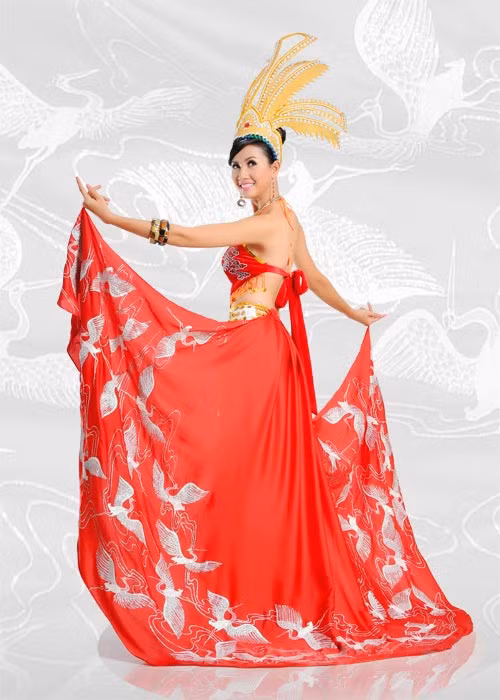 Các nhà thiết kế đều cố gắng tạo nên những bộ trang phục dân tộc cách điệu, khéo khoe những lợi thế của người đẹp khi tranh tài tại đấu trường quốc tế. Người đẹp Phan Thị Mơ diện trang phục màu đỏ với hình ảnh mẹ Âu Cơ gắn liền với truyền thuyết trăm trứng nở trăm con của NTK Minh Châu.
