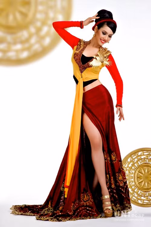 Trong cuộc thi Miss Universe 2011, Hoàng My chọn trang phục dân tộc là chiếc áo tứ thân được thiết kế tinh tế, để dù "mớ ba mớ bảy" nhưng vẫn khoe khéo được đôi chân dài và vòng eo thon của người đẹp.