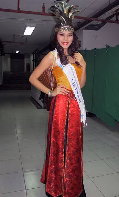 Giải vàng siêu mẫu Việt Nam, Ngọc Thạch diện trang phục dân tộc trong đêm chung kết Miss Model of The World tại nhà hát Cửa sổ Thế giới ở Thâm Quyến, Trung Quốc.