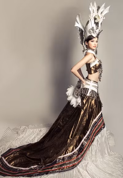 Lấy hình ảnh từ mẹ Âu Cơ, họa tiết Trống Đồng, Chim Lạc và chất liệu bắt sáng, nhà thiết kế Lê Long Dũng thiết kế bộ trang phục dân tộc ấn tượng và gây được nhiều sự chú ý cho đại diện Việt Nam tại cuộc thi Hoa hậu Quốc tế.
