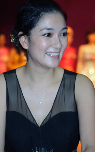 Hoa hậu Nguyễn Thị Huyền với bộ đầm đen thanh lịch trong vai trò giám khảo vòng sơ loại cuộc thi Hoa hậu thế giới người Việt 2010. Hoa hậu Nguyễn Thị Huyền với bộ đầm đen thanh lịch trong vai trò giám khảo vòng sơ loại cuộc thi Hoa hậu thế giới người Việt 2010.