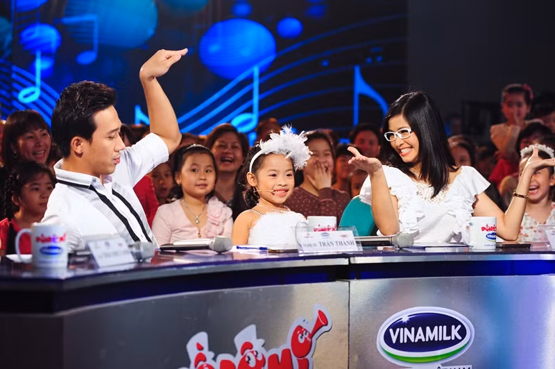 Hiện tại, Đặng Châu Anh đang làm một trong các vị giám khảo xinh đẹp và nhí nhảnh của chương trình Đồ rê mí 2012. Hiện tại, Đặng Châu Anh đang làm một trong các vị giám khảo xinh đẹp và nhí nhảnh của chương trình Đồ rê mí 2012.