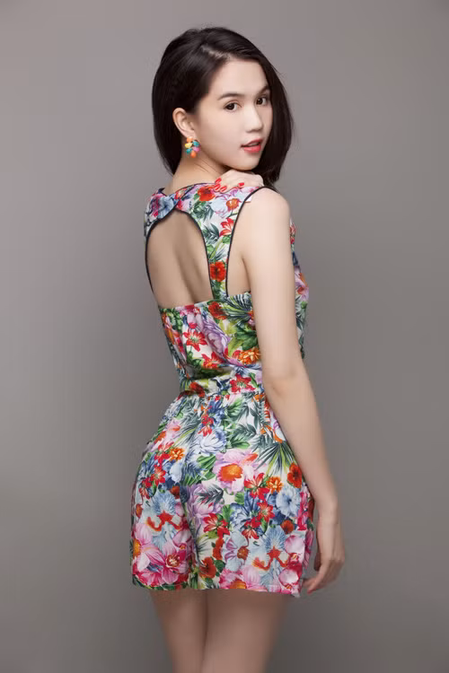 Ngọc Trinh đóng vai một cô nàng ngoan hiền, nữ tính với trang phục họa tiết họa - xu hướng đình đám trong hè 2012. Ngọc Trinh đóng vai một cô nàng ngoan hiền, nữ tính với trang phục họa tiết họa - xu hướng đình đám trong hè 2012.