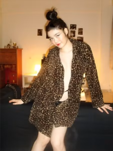 Cùng với hot girl Bé Mèo, Thúy Anh từng là gương mặt quen thuộc và nổi bật ở các vũ trường, quán bar ở Sài thành. Hồ Thúy Anh nổi tiếng đến mức đã có một thời, mỗi trang phục cô dùng, từ chiếc áo, đôi giầy, chiếc túi... đều trở thành mốt, được giới trẻ đặc biệt yêu thích. Và trên nhiều trang web thời trang, người ta quảng cáo chiếc áo này, chiếc quần kia cùng kiểu với trang phục mà hot girl Thúy Anh đã mặc để... hút khách. Cùng với hot girl Bé Mèo, Thúy Anh từng là gương mặt quen thuộc và nổi bật ở các vũ trường, quán bar ở Sài thành. Hồ Thúy Anh nổi tiếng đến mức đã có một thời, mỗi trang phục cô dùng, từ chiếc áo, đôi giầy, chiếc túi... đều trở thành mốt, được giới trẻ đặc biệt yêu thích. Và trên nhiều trang web thời trang, người ta quảng cáo chiếc áo này, chiếc quần kia cùng kiểu với trang phục mà hot girl Thúy Anh đã mặc để... hút khách.