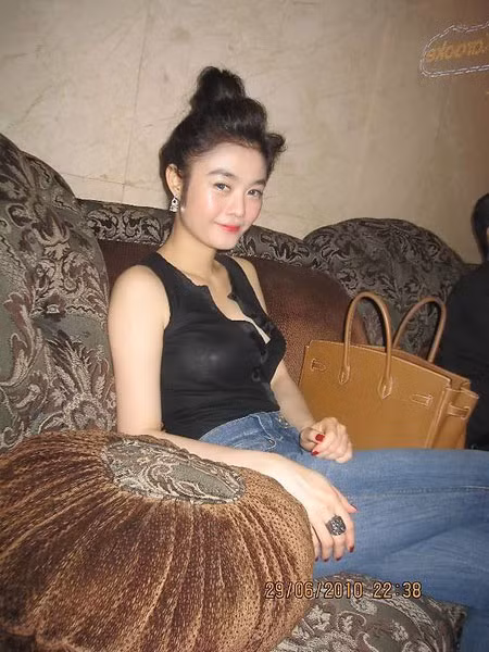 Có điều đặc biệt là ở bài phỏng vấn này có ghi Julia Hồ Thúy Anh sinh năm 1987. Đó cũng là tuổi của hot girl Thúy Anh, nhưng trong cuộc thi Hoa hậu người Việt hoàn cầu 2012, BTC lại công bố Thúy Anh có 22 tuổi, trong khi đó, nếu sinh năm 1987 thì năm nay như bài báo đăng thì cô đã 25 tuổi. Có sự khai gian tuổi tác ở đây hay Ban tổ chức cuộc thi Hoa hậu người Việt hoàn cầu 2012 ghi nhầm? Có điều đặc biệt là ở bài phỏng vấn này có ghi Julia Hồ Thúy Anh sinh năm 1987. Đó cũng là tuổi của hot girl Thúy Anh, nhưng trong cuộc thi Hoa hậu người Việt hoàn cầu 2012, BTC lại công bố Thúy Anh có 22 tuổi, trong khi đó, nếu sinh năm 1987 thì năm nay như bài báo đăng thì cô đã 25 tuổi. Có sự khai gian tuổi tác ở đây hay Ban tổ chức cuộc thi Hoa hậu người Việt hoàn cầu 2012 ghi nhầm?