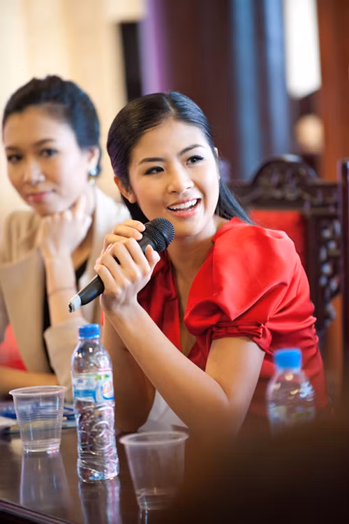Kể từ khi đăng quang cuộc thi Hoa hậu Việt Nam 2010, cô sinh viên trường ĐH Mỹ thuật Công nghiệp Ngọc Hân đắt show làm giám khảo những cuộc thi nhan sắc.