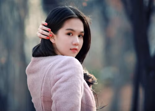 Ngơ ngác, ngây thơ trong chiếc váy trắng tinh khôi Ngơ ngác, ngây thơ trong chiếc váy trắng tinh khôi