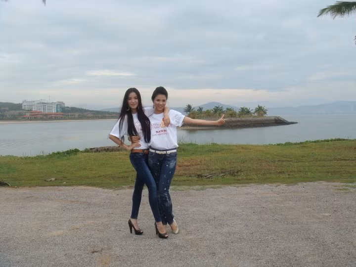 Huỳnh Bích Phương xinh tươi tạo dáng bên Bảo Ngọc trong cuộc thi HHVN 2010 ở vùng biển Quảng Ninh.