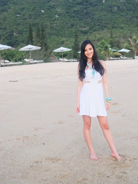 Bích Phương chụp ảnh lưu niệm nhân chuyến đi nghỉ mát ở Nha Trang vào tháng 7/2011.