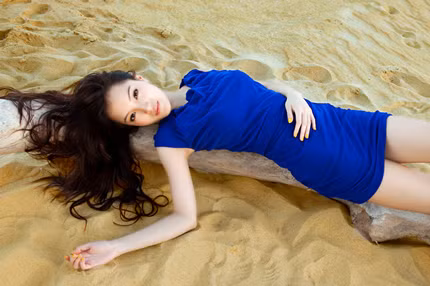 Huỳnh Bích Phương nổi bật bởi vẻ đẹp châu Á thuần túy khi tạo dáng bên bãi cát vàng tại biển Nha Trang.