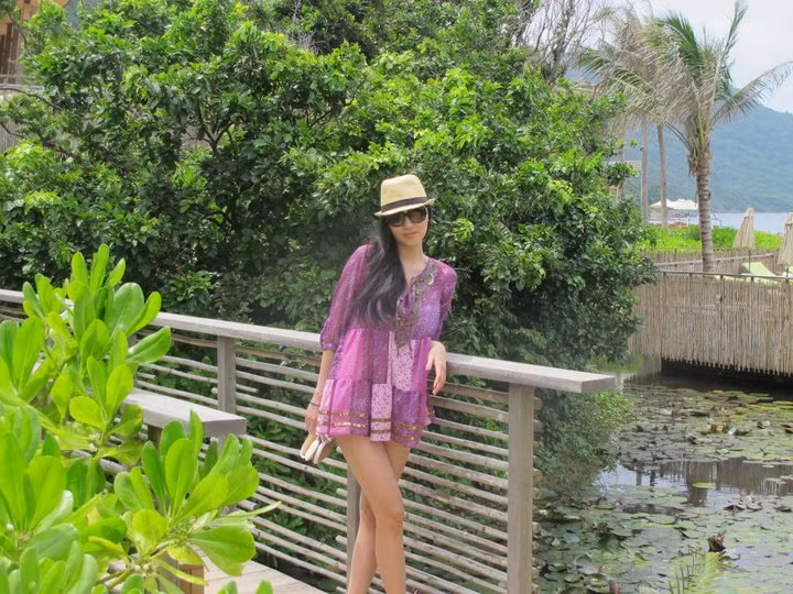 Người đẹp thường dạo bộ để tận hưởng không khí trong lành và ngắm vẻ đẹp thơ mộng của biển.