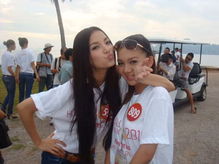 Bích Phương nhí nhảnh và trẻ trung khi chụp hình cùng Bích Trâm.