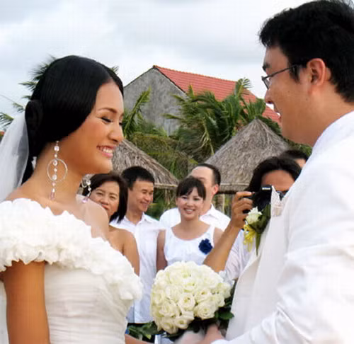 Những cô gái có màu da socola xinh đẹp và duyên dáng của làng giải trí Việt hình như rất có duyên lấy chồng ngoại quốc. Người đẹp Hương Giang cũng có một đám cưới lãng mạn khi là cô dâu của người chồng đến từ Trung Quốc.