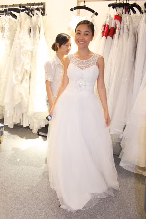 Đoan Trang sở hữu làn da nâu "giòn tan" và nụ cười rất duyên, cô xứng đáng được mệnh danh là một trong những cô dâu có làn da socola gợi cảm nhất showbiz Việt.