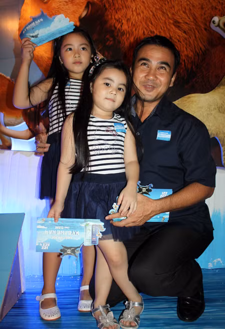 Do vợ bận việc, nam diễn viên dắt hai công chúa đi xem hoạt hình Ice Age. Do vợ bận việc, nam diễn viên dắt hai công chúa đi xem hoạt hình Ice Age.