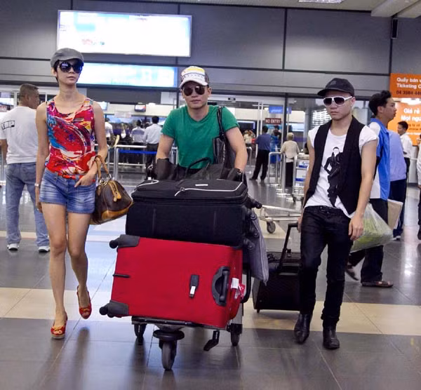 Siêu mẫu xinh tươi và năng động trong trang phục áo hoa văn, quần sóc. Siêu mẫu xinh tươi và năng động trong trang phục áo hoa văn, quần sóc.