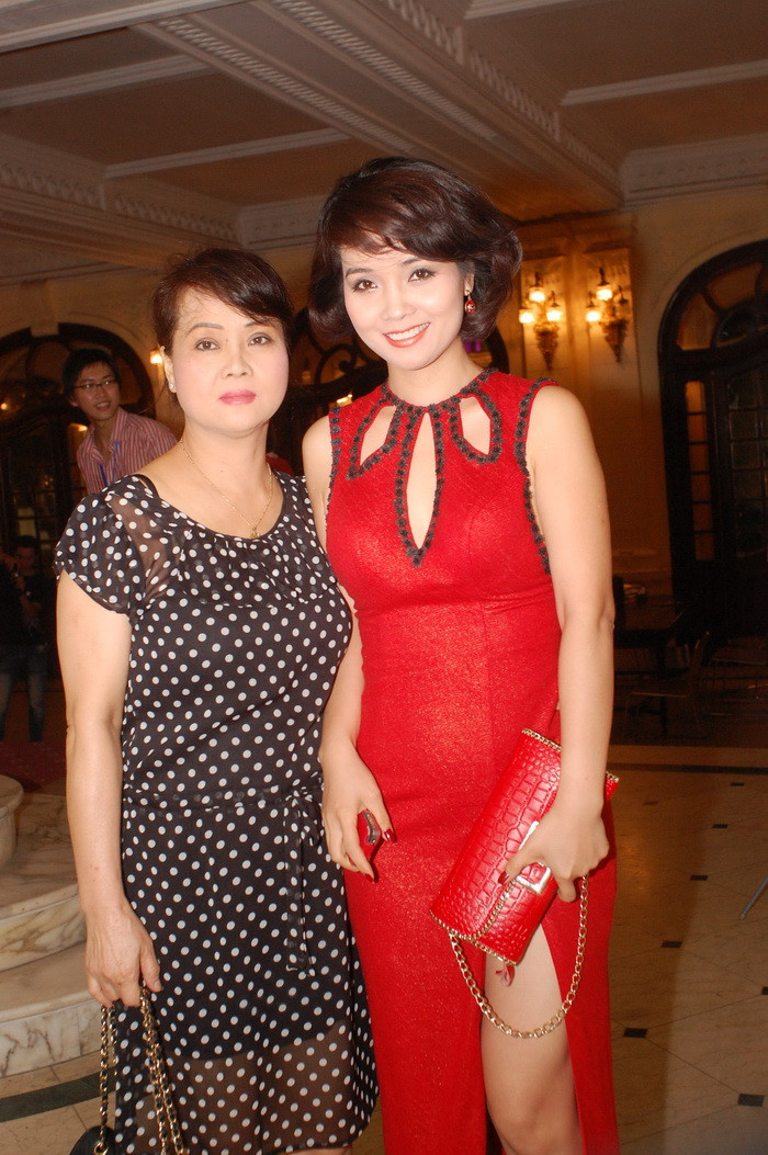 Diễn viên đình đám một thời Mai Thu Huyền nổi bật trong chiếc đầm đỏ quý phái đến làm giám khảo cho một cuộc thi được tổ chức tại Nhà hát lớn vào tháng 6 vừa qua. (theo GDVN)