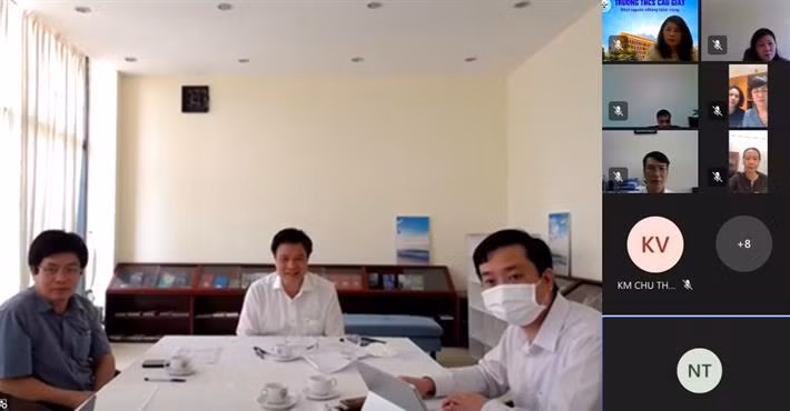 Hình ảnh cuộc trao đổi trực tuyến giữa Thứ trưởng Nguyễn Hữu Độ với một số đơn vị giáo dục trên địa bàn Hà Nội về việc dạy học môn Khoa học tự nhiên lớp 6 ngày 5/10. Ảnh: moet.gov.vn.