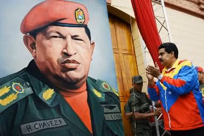 Ông Maduro bên cạnh bức chân dung của cố Tổng thống Chavez.