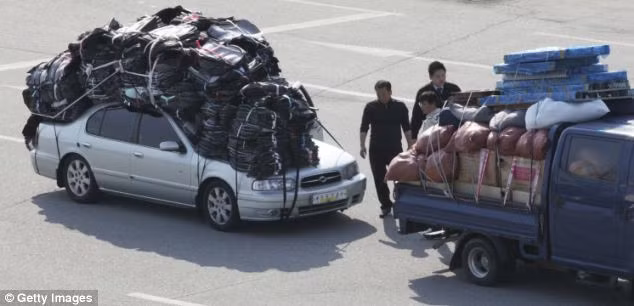 Một số chiếc xe trông rất nguy hiểm vì chở đồ quá tải.