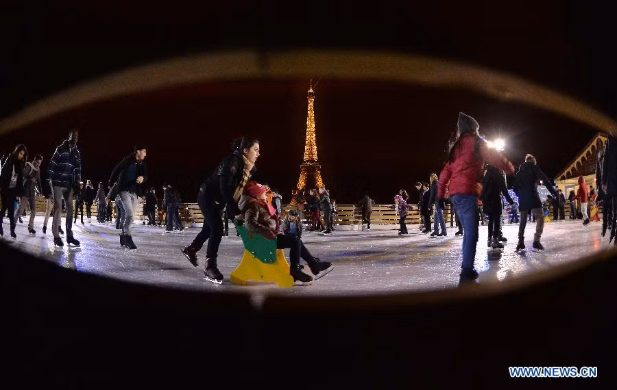 Người Paris trượt băng gần tháp Eiffel. Người Paris trượt băng gần tháp Eiffel.