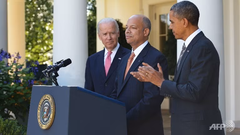 Từ phải qua trái: Tổng thống Barack Obama, Jeh Johnson, Phó Tổng thống Joe Biden Từ phải qua trái: Tổng thống Barack Obama, Jeh Johnson, Phó Tổng thống Joe Biden