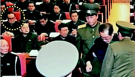 Quan chức (đánh dấu tròn) được cho là Ri Su-yong chứng kiến cảnh Jang Song-thaek bị bắt trong phiên họp của hội nghị Bộ chính trị mở rộng. Quan chức (đánh dấu tròn) được cho là Ri Su-yong chứng kiến cảnh Jang Song-thaek bị bắt trong phiên họp của hội nghị Bộ chính trị mở rộng.