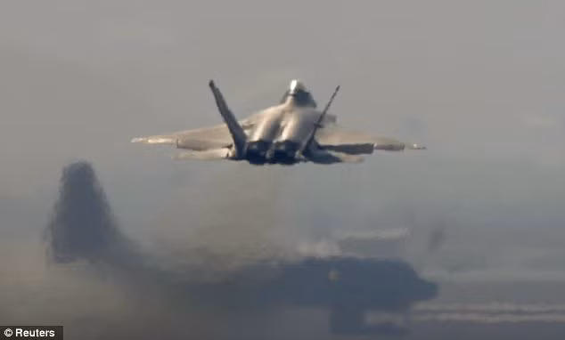F-22 cất cánh rời căn cứ Không quân Osan của Mỹ tại Hàn Quốc nằm ở phía nam thủ đô Seoul hôm 3/4 thực hiện nhiệm vụ tuần tra biên giới với Triều Tiên.