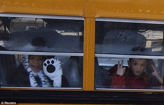 Trẻ em trường Sandy Hook trên xe bus trở lại lớp học lần đầu sau vụ thảm sát.