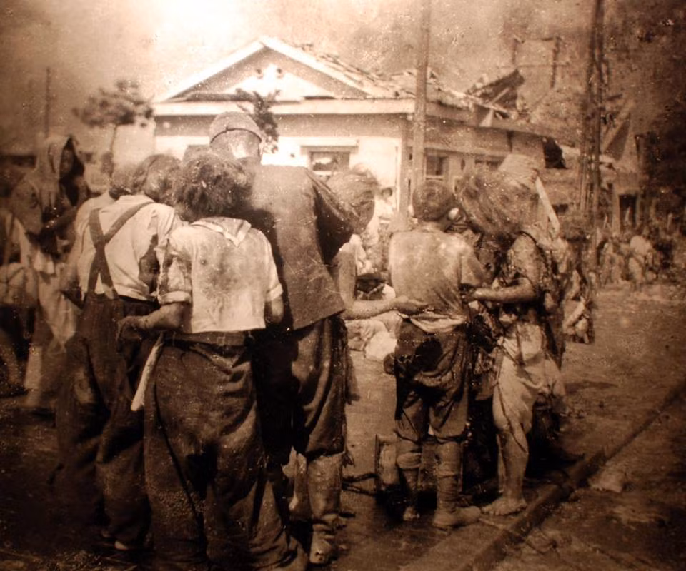 Người dân Hiroshima sau vụ ném bom lịch sử.