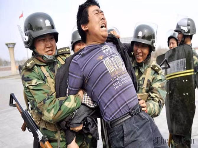 Cảnh sát Trung Quốc bắt giữ nghi can "khủng bố" tại Tân Cương. Hình minh họa.