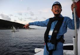 Một thành viên Ganbare Nippon trên tàu đến Senkaku hồi tháng 4.